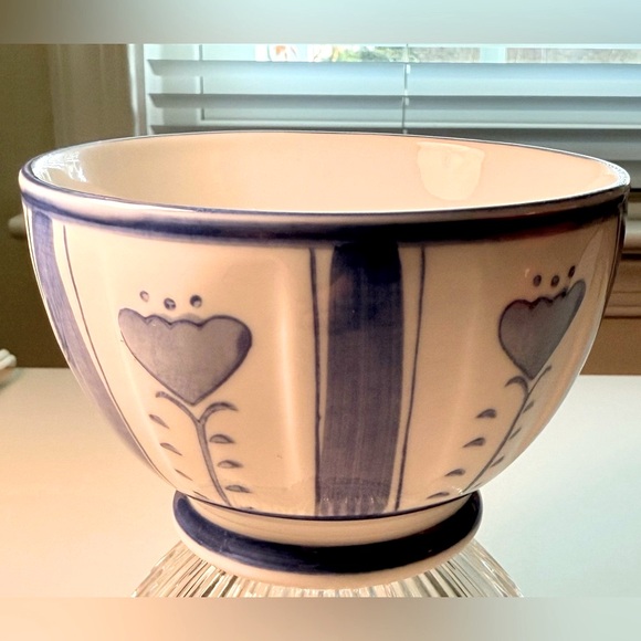 Beautiful Porcelain Painted Bowl w/Blue & White Heart Flowers - Picture 3 of 10